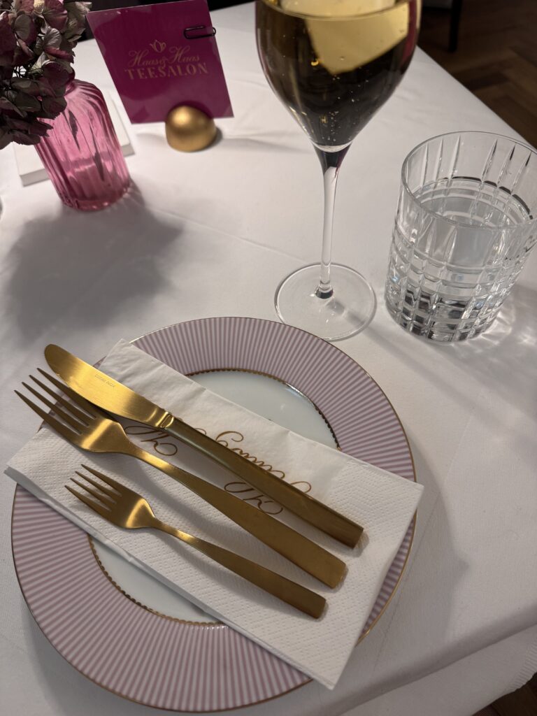 VaniVanity_Haas & Haas Teasalon