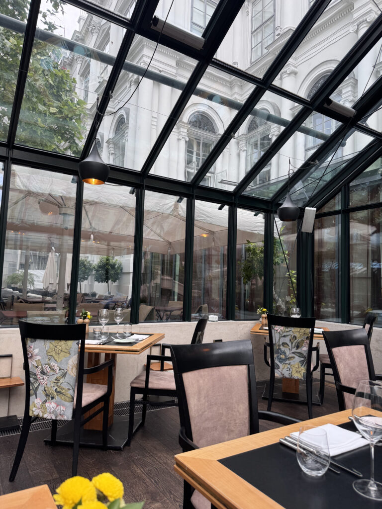VaniVanity_Clementine im Glashaus