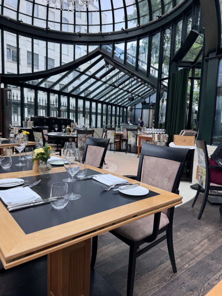 VaniVanity_Clementine im Glashaus