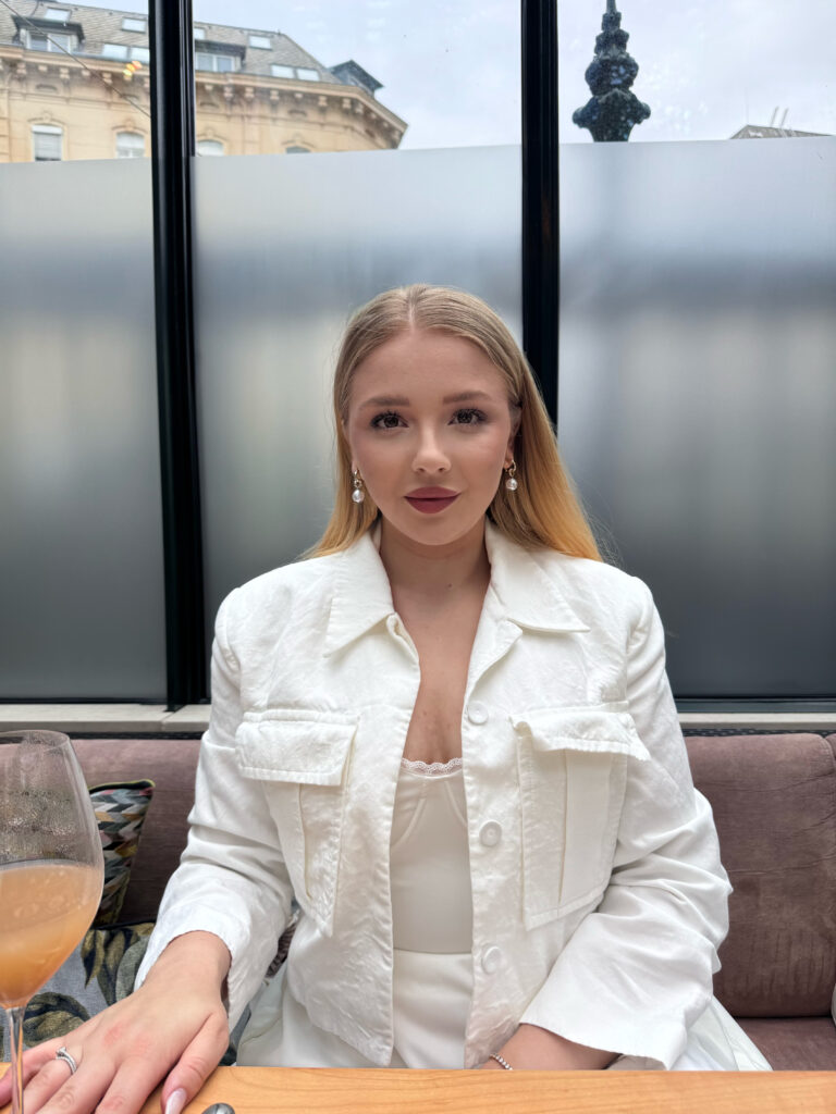 VaniVanity_Clementine im Glashaus